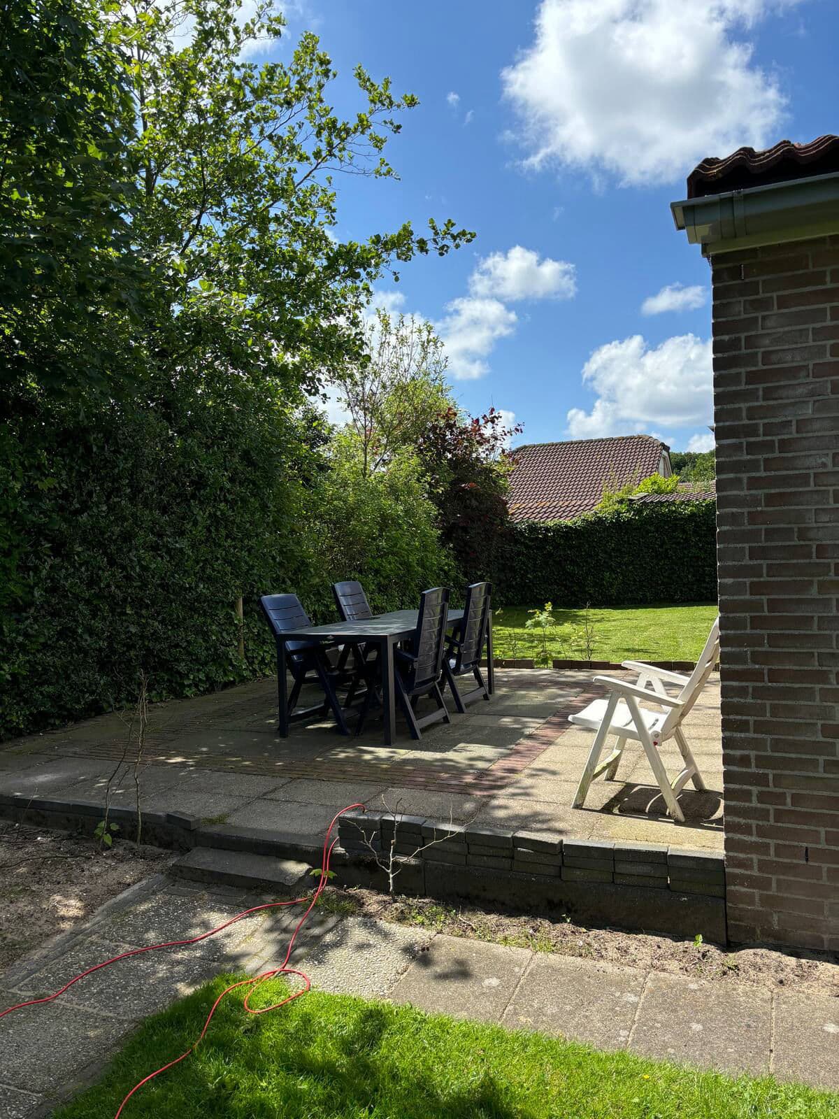 Groene tuin en terras bij Huis 48