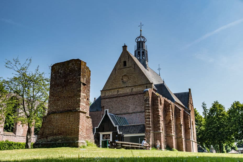 De historische Ruïnekerk in het nabijgelegen Bergen